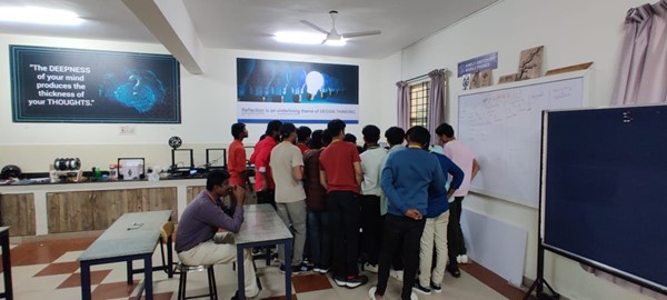 FABLAB LASER DEMO TO FIRST-YEAR STUDENTS